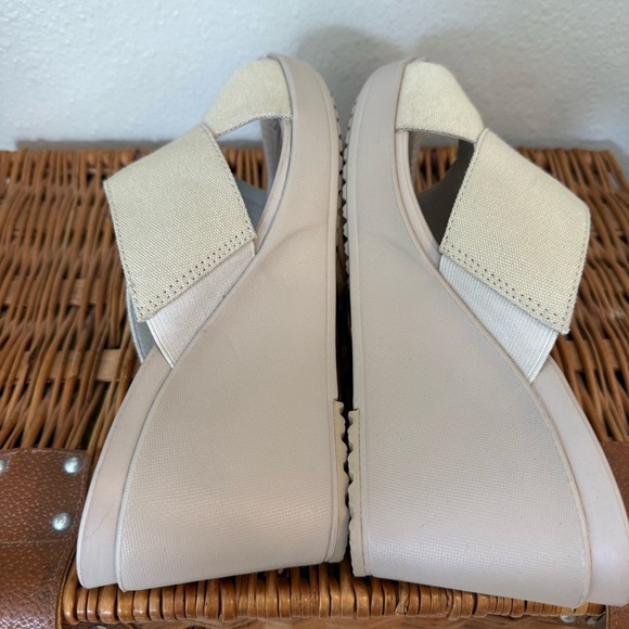 Crocs Leigh II Wedge Sandals Women’s Size 9 Beige Comfort Beach Summer Shoes - Picture 6 of 8